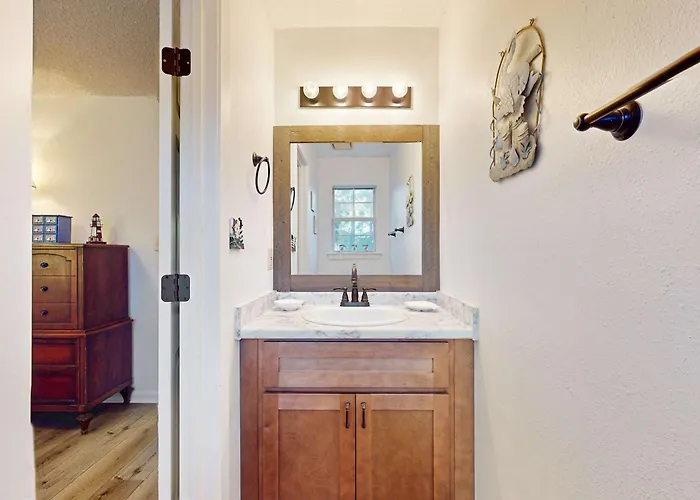 Holiday home Cozy With Sunroom Wifi Washer & Dryer & Near The *